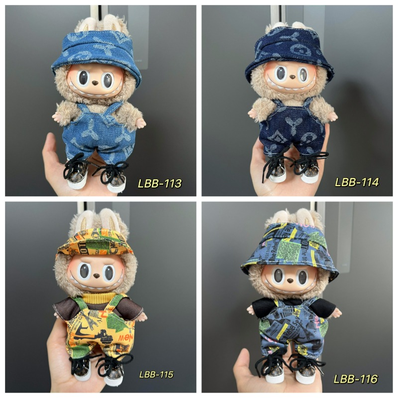 Outdoor Adventures Clothing - ヴィンテージプリントのつば広帽子とオーバーオールの組み合わせは、アウトドアアドベンチャー服としてのかわいいぬいぐるみのために特別にデザインされています。